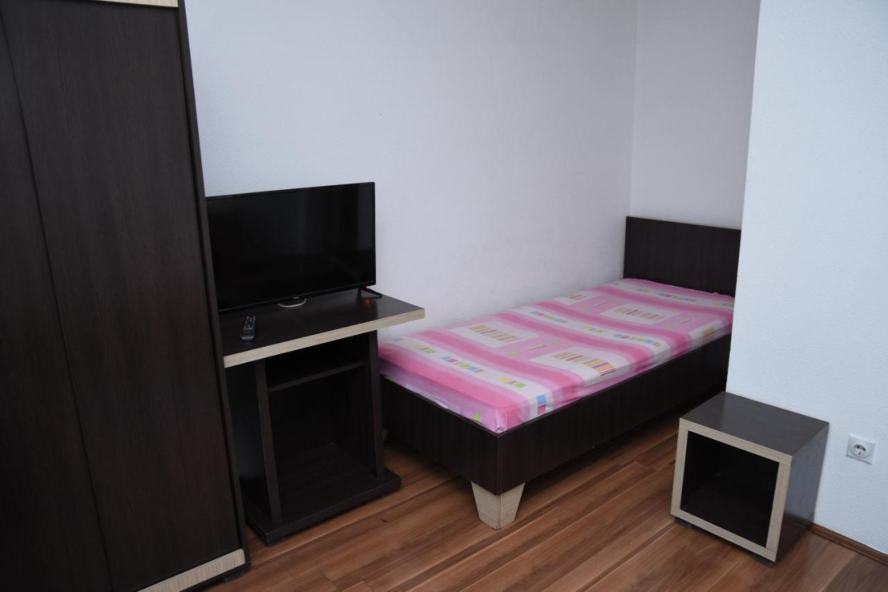 Mm Narcis Bed & Breakfast Власина Рид Екстериор снимка