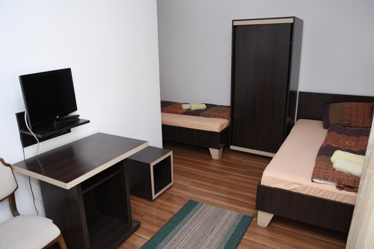 Mm Narcis Bed & Breakfast Власина Рид Екстериор снимка
